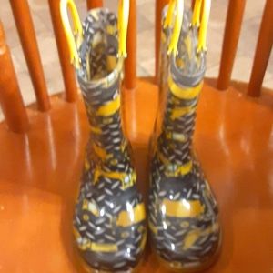 Boys Rain Boots size 9/10. Rubber like excellent condition.